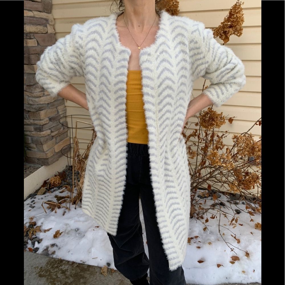 Solitaire white/light gray fluffy, patterned cardigan, single hook closure, Med